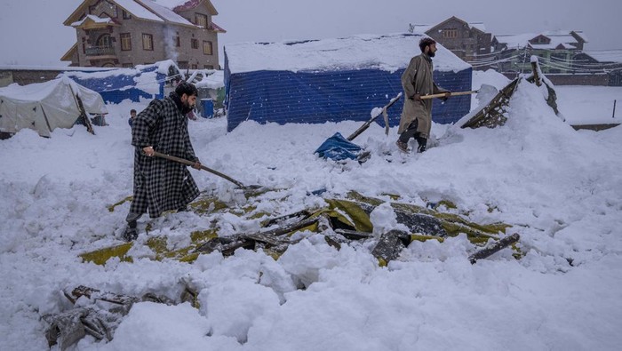 Potret Srinagar yang Tertutup Salju A view of snow covered residential area as it snows in Srinagar, Indian controlled Kashmir, Wednesday, Feb. 23, 2022. Snowfall in the Indian portion of Kashmir has disrupted power supply, as well as air and road traffic between Srinagar and Jammu. (AP Photo/Dar Yasin)