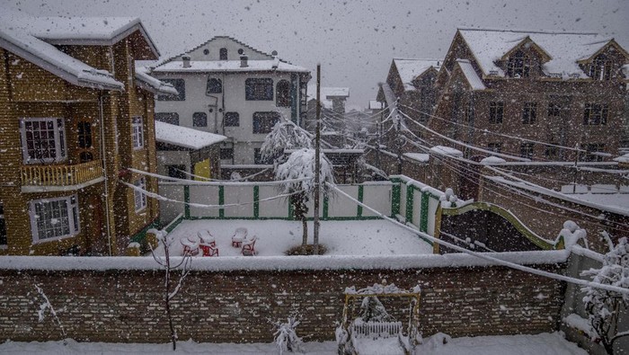 A view of snow covered residential area as it snows in Srinagar, Indian controlled Kashmir, Wednesday, Feb. 23, 2022. Snowfall in the Indian portion of Kashmir has disrupted power supply, as well as air and road traffic between Srinagar and Jammu. (AP Photo/Dar Yasin)