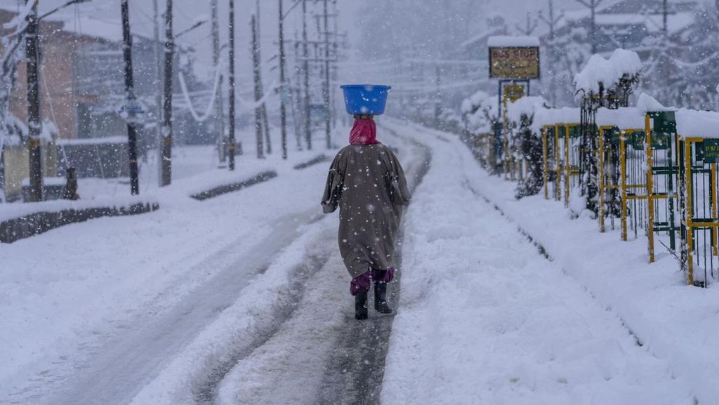 Potret Kashmir India yang Tertutup Salju