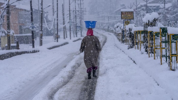 A view of snow covered residential area as it snows in Srinagar, Indian controlled Kashmir, Wednesday, Feb. 23, 2022. Snowfall in the Indian portion of Kashmir has disrupted power supply, as well as air and road traffic between Srinagar and Jammu. (AP Photo/Dar Yasin)