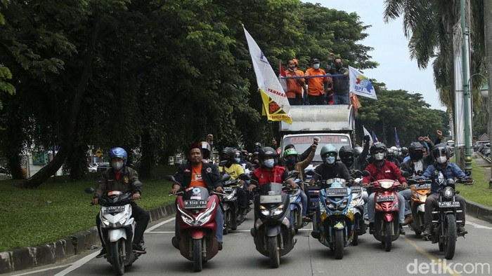 Massa Aliansi Buruh Bekasi Melawan mendatangi kantor BPJS Ketenagakerjaan Kabupaten Bekasi. Mereka memprotes kebijakan yang baru bisa cair saat usia 56 tahun.