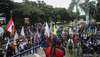 Seorang demonstran tampak berorasi.