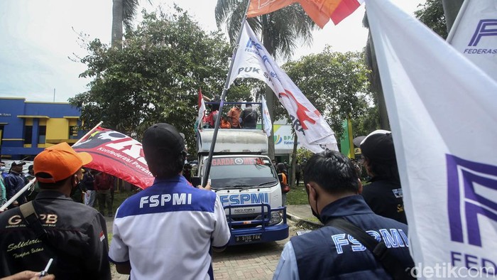 Protes Aturan JHT, Buruh Geruduk BPJS Ketenagakerjaan Kabupaten Bekasi Massa Aliansi Buruh Bekasi Melawan mendatangi kantor BPJS Ketenagakerjaan Kabupaten Bekasi. Mereka memprotes kebijakan yang baru bisa cair saat usia 56 tahun.