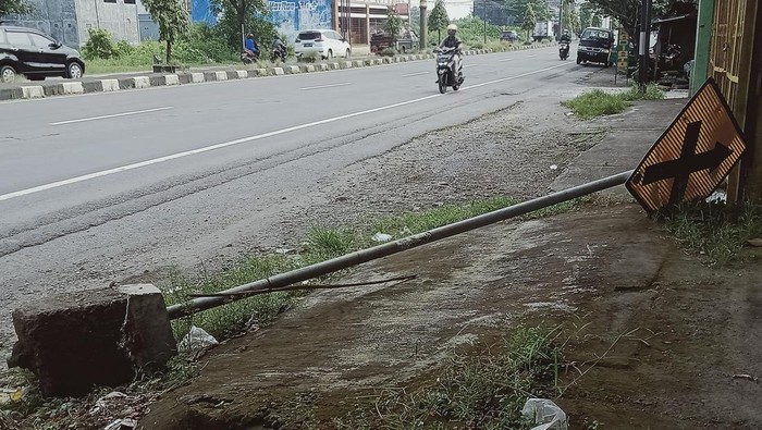 Rambu lalu lintas roboh di Klaten