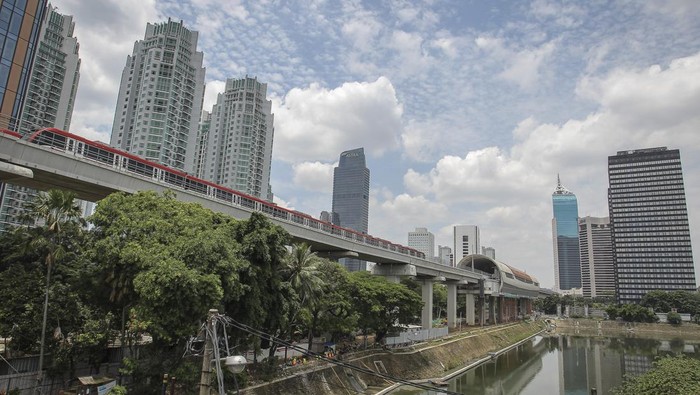 Rangkaian kereta Light Rail Transit (LRT) Jabodebek berada di kawasan Stasiun Dukuh Atas, Jakarta, Selasa (22/2/2022). LRT Jabodebek direncanakan beroperasi sebagai moda transportasi umum mulai tanggal 17 Agustus 2022. ANTARA FOTO/Dhemas Reviyanto/foc.