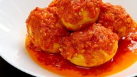Telur bumbu bali ini bisa dibuat dengan tambahan santan atau tidak. Rasanya pedas gurih dengan renyah telur rebus yang digoreng. Cek resepnya di sini. Foto: iStock