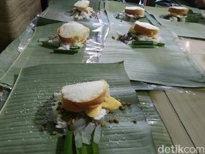 Uniknya Rogan, Paduan Roti dan Kelapa Muda Asal Cianjur