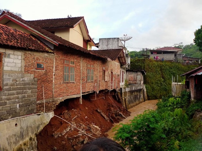 Rumah warga di Desa Kemiriombo, Kecamatan Kaliwiro, Wonosobo, tergerus sungai hingga menggantung, Rabu (23/2/2022).