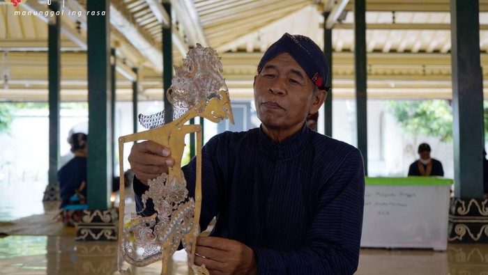 Sagio atau Mas Wedhana Perwitowiguno merupakan abdi dalem perawat wayang kulit koleksi Keraton Jogja. Dia juga empu wayang gaya Yogyakarta