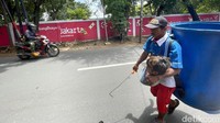 Fenomena membawa anak saat mencari nafkah masih terlihat di jalanan Jakarta.