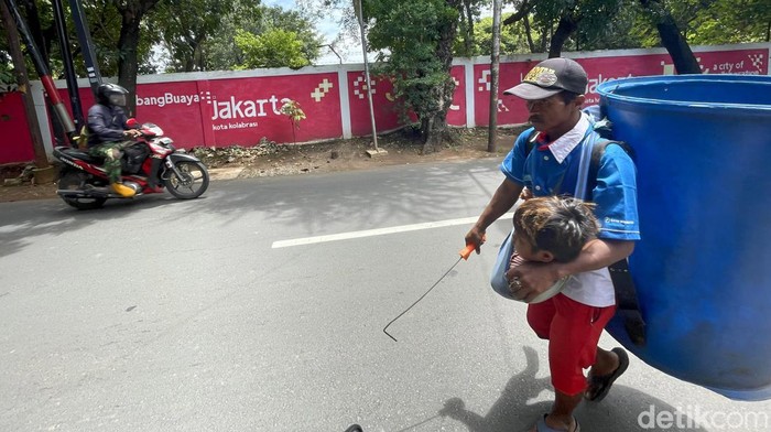 Fenomena membawa anak saat mencari nafkah masih ada di jalanan Jakarta. Tak jarang ada pula sejumlah anak yang mengumpulkan rezeki demi sesuap nasi di jalanan.