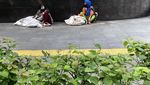 Mencari Rezeki Sambil Gendong Anak di Jalanan Jakarta