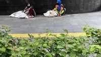 Seperti diketahui, pandemi COVID-19 berdampak ke berbagai sektor kehidupan masyarakat. Himpitan ekonomi pun membuat sejumlah orang nekat membawa anak saat mencari nafkah di jalanan Jakarta.