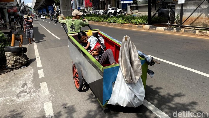Sambil Gendong Anak, Para Pencari Rezeki Wara-wiri di Jalanan Jakarta Fenomena membawa anak saat mencari nafkah masih ada di jalanan Jakarta. Tak jarang ada pula sejumlah anak yang mengumpulkan rezeki demi sesuap nasi di jalanan.