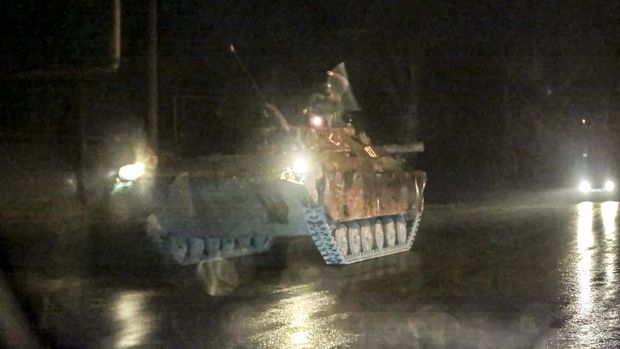 Sebuah tank melaju di sepanjang jalan setelah Presiden Rusia Vladimir Putin memerintahkan pengerahan pasukan Rusia ke dua wilayah yang memisahkan diri di Ukraina timur setelah pengakuan kemerdekaan mereka, di kota Donetsk yang dikuasai separatis, Ukraina (22/2/2022). AP/