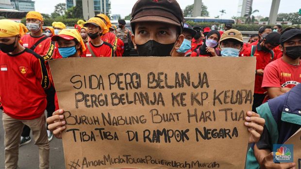 Sejumlah buruh dari Kongres Aliansi Serikat Buruh Indonesia (KASBI) berunjuk rasa di depan Kantor Kementerian Ketenagakerjaan (Kemnaker), Jakarta, Rabu (23/2/2022). (CNBC Indonesia/andrean Kristianto)