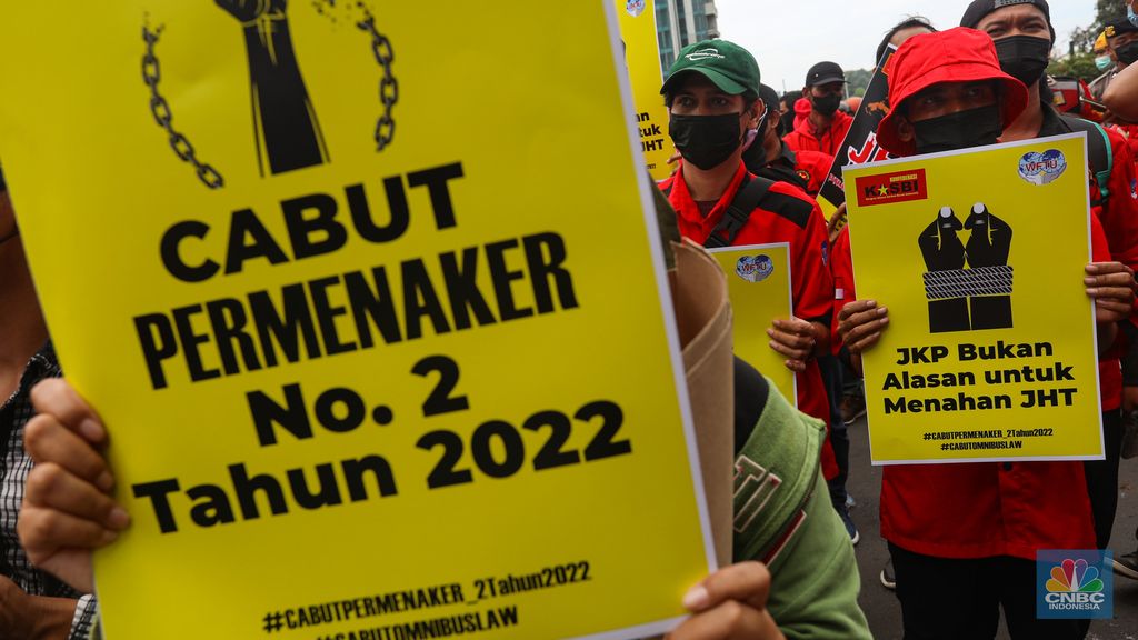 Sejumlah buruh dari Kongres Aliansi Serikat Buruh Indonesia (KASBI) berunjuk rasa di depan Kantor Kementerian Ketenagakerjaan (Kemnaker), Jakarta, Rabu (23/2/2022). (CNBC Indonesia/andrean Kristianto)