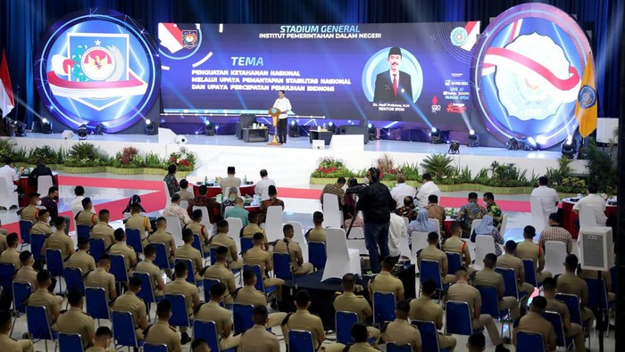 Stadium General IPDN Hadirkan 3 Pemimpin Daerah Sambut Dies Natalis ke-66 IPDN (Institut Pemerintahan Dalam Negeri) menggelar diskusi secara hybrid oleh tiga pemimpin daerah.
Ketiga pemimpin itu adalah Gubernur Provinsi Jawa Barat, RIdwan Kamil, Gubernur Provinsi Sumatera Selatan, Herman Deru dan Gubernur Sulawesi Utara, Olly Dondokambey.