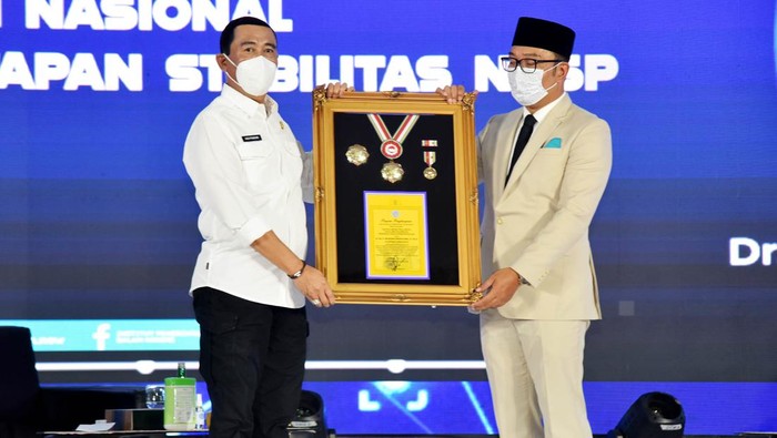 Sambut Dies Natalis ke-66 IPDN (Institut Pemerintahan Dalam Negeri) menggelar diskusi secara hybrid oleh tiga pemimpin daerah.

Ketiga pemimpin itu adalah Gubernur Provinsi Jawa Barat, RIdwan Kamil, Gubernur Provinsi Sumatera Selatan, Herman Deru dan Gubernur Sulawesi Utara, Olly Dondokambey.