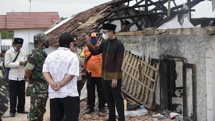 Stafsus Presiden Joko Widodo, Aminuddin Maruf, saat kunjungi lokasi kebakaran Ponpes di Karawang Jawa Barat.