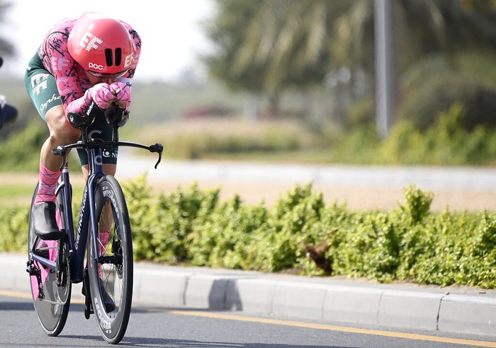 Stefan Bissegger Gusur Dominasi Ganna di Etape Time Trial UEA Tour Pebalap Swiss Stefan Bissegger menjadi yang tercepat dalam etape individual time trial (ITT), dalam UEA Cycling Tour di Ajman, UEA, Selasa (22/2/2022). Ia menggusur dominasi juara dunia ITT, Filippo Ganna. (Fabio Ferrari/LaPresse via AP)