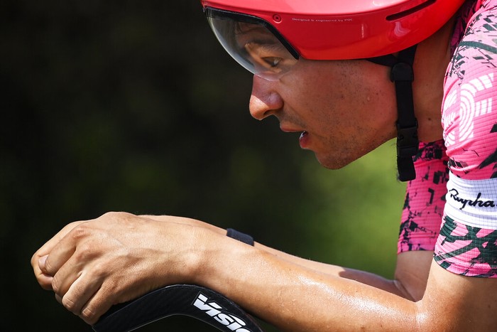 Pebalap Swiss Stefan Bissegger menjadi yang tercepat dalam etape individual time trial (ITT), dalam UEA Cycling Tour di Ajman, UEA, Selasa (22/2/2022). Ia menggusur dominasi juara dunia ITT, Filippo Ganna.  (Fabio Ferrari/LaPresse via AP)