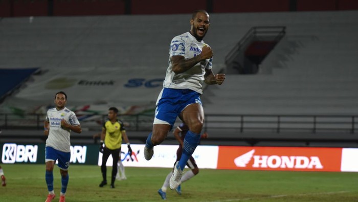 Striker Persib David da Silva.