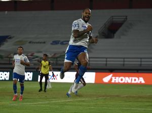 David da Silva Getarkan Gawang Bhayangkara FC di Babak Pertama