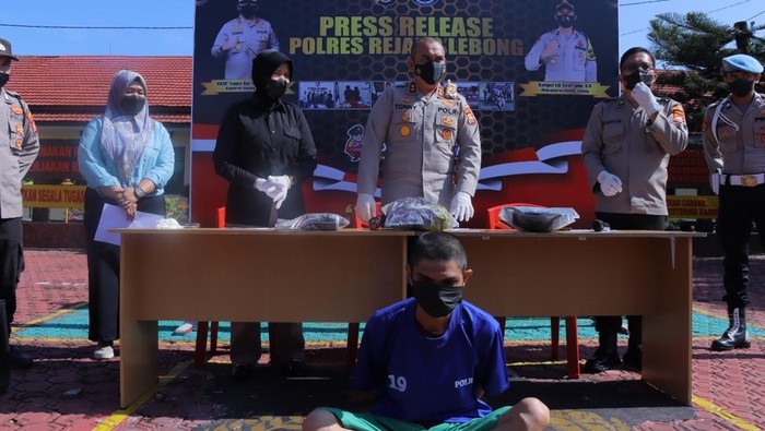 Suami di Bengkulu tega menyiram minyak lampu ke istri hingga terbakar.