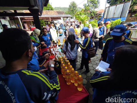 Tagana menjual minyak goreng murah di halaman Kantor Dinas Sosial Kabupaten Wonogiri, Rabu (23/2/2022).