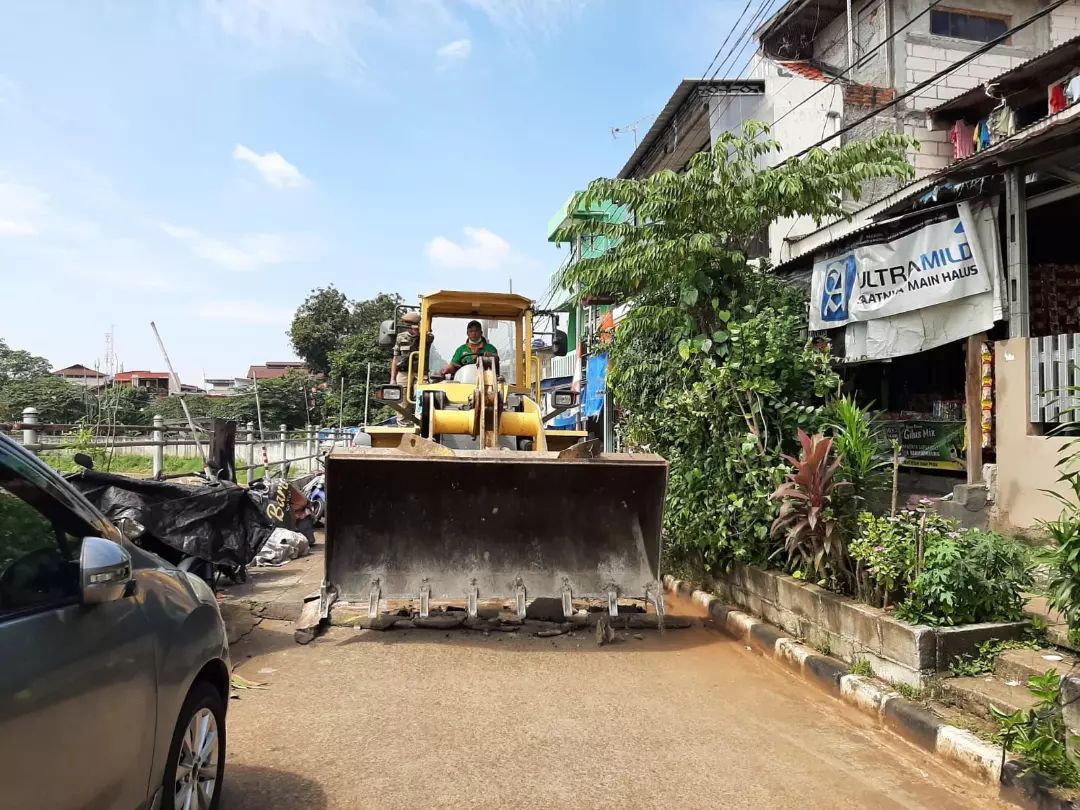 Tanggul jalan atau juga yang dikenal polisi tidur di Bukit Duri, Tebet, Jaksel dibongkar. Total ada 49 polisi tidur yang dibongkar di jalan tersebut. (Instagram @kecamatantebet)