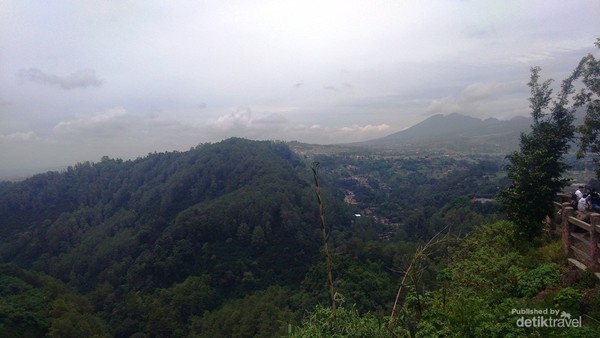 Gunung Burangrang terlihat dari Tebing Keraton