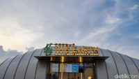 Sebuah kafe mungil di kawasan Cove at Batavia bisa jadi tujuan kalau kamu mencari dessert manis. Makan dessert sambil melihat pemandangan laut Jakarta bisa jadi alternatif menikmati momen santai sore.  Foto: detikFood/Devi S. Lestari