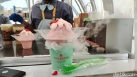 Sesuai dengan tagline kafe ini, di sini hanya menyediakan aneka dessert. Kami mencoba menikmati menu andalannya yakni Peach Yoghurt Kakigori (Rp 40 ribu). Foto: detikFood/Devi S. Lestari