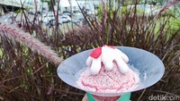 Es serut manis asam rasa strawberry dan peach ini diberi topping yoghurt kental rasa buah peach dan irisan strawberry segar. Sementara bagian dalamnya diberi isian jelly, nata de coco dan irisan strawberry. Foto: detikFood/Devi S. Lestari