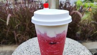 Minuman ini terbuat dari strawberry segar yang dihaluskan bersama es serut. Kemudian penyajiannya diberi tambahan keju krimyang manis dan lembut membelai lidah. Foto: detikFood/Devi S. Lestari