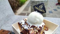 Selain kakigori, kami juga mencicip roti bakar ala This Earth. Nutella Toast (Rp 40 ribu) jadi pilihan kami karena tampilannya menggoda dengan limpahan cokelat hazelnut ala Nutella.  Foto: detikFood/Devi S. Lestari