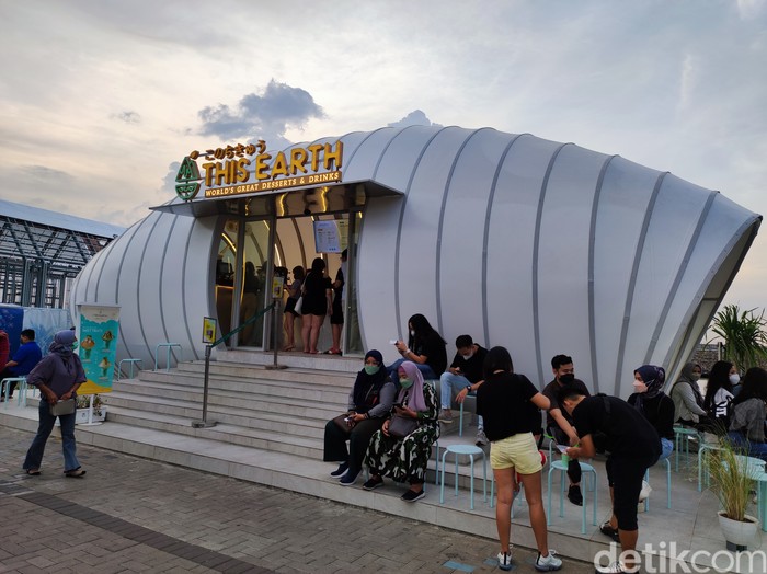 This Earth: Sluurp! Manis Dingin Kakigori di Tepi Pantai Jakarta
