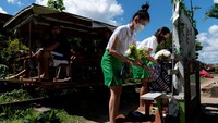 Dilengkapi dengan papan tulis, bagan warna-warni, dan setumpuk buku, sekolah keliling kecil meluncur dari desa ke desa tiga kali seminggu, membawa pendidikan bagi anak-anak miskin di dekat kota Tagkawayan.