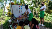 Saat berhenti, para guru mengangkat lori dari rel, mengizinkan penggunaan papan tulis untuk pelajaran mengeja, dan kemudian beralih ke penghitungan.
