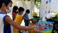Mendorong troli seperti skuter, para sukarelawan mengajar matematika dan membaca kepada lebih dari 60 anak saat mereka pergi. Mereka memulai inisiatif mereka pada bulan November dan telah mengumpulkan materi pembelajaran dari sumbangan untuk digunakan di kelas mereka.