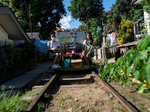 Kereta Lori Keliling Kampung Bantu Anak-anak Filipina Tetap Belajar