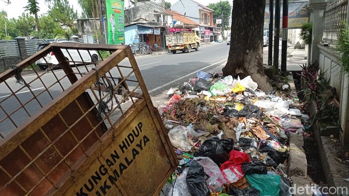 Tumpukan sampah kotori jalan protokol di Kota Tasikmalaya.