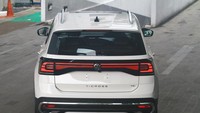 VW T-Cross juga memiliki tampilan bagian belakang yang khas di segmennya. Lampu belakang LED berbentuk huruf C tampil memanjang untuk mempertegas desain bagian belakang yang kuat. Foto: Volkswagen