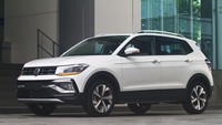 Kesan SUV makin dipertegas dengan penggunaan velg 17 inch dengan warna velg dual tone. Selayaknya mobil kekinian, foof rail dan antena shark fins juga sudah terpasang pada VW T-Cross. Foto: Volkswagen