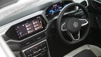 Setir sport multi-fungsi berlapis kulit serta sunroof elektrik semakin mempertegas nilai premium pada kabin T-Cross. Selain itu, fitur infotainment dengan layar sentuh 10 inci sudah dilengkapi dengan Apple Carplay™ dan Android Auto™. Foto: Volkswagen