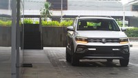 Volkswagen T-Cross hanya ada satu varian 1.0L TDS. Mobil ini sudah tersedia di dealer VW di Tanah Air dan ditawarkan dengan harga Rp 488 juta (On The Road Jakarta). Tersedia dalam enam pilihan, seperti: Wild Cherry Red, Curcuma Yellow, Candy White, Reflex Silver, Carbon Steel Grey serta Rising Blue.Foto: Volkswagen Indonesia