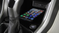 Tersedia fitur mobile charging wireless. Foto: Volkswagen