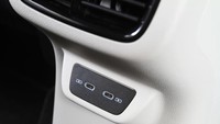 VW T-Cross juga tersedia akses pengisian daya nirkabel serta 4 (empat) port pengisian USB Type C. Foto: Volkswagen