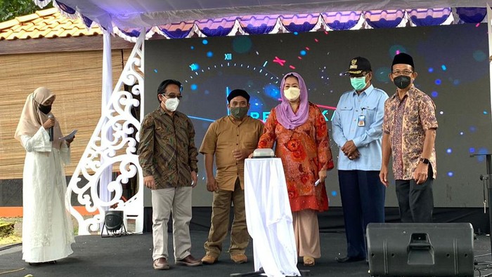 Wahid Institute Kenalkan Pesantren Programer Wahid Institute meluncurkan Pesantren Programmer Qoryatus Salam di Yogyakarta. Pimpinan Wahid Institute Yenny Wahid (tengah) hadir meresmikan pesantren yang bekerja sama dengan Fortress Data Service (FDS) dan Amazon Web Service (AWS) Indonesia serta didukung oleh PBB UN Women, PT Jamkrindo, dan beberapa jaringan pesantren di sekitar Yogyakarta.